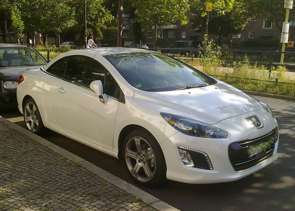 Coup�-Capriolet von Peugeot, der Peugeot 308 CC, von seiner modernen Form bin ich immer wieder begeistert, 23.06.12 Berlin-Pankow.