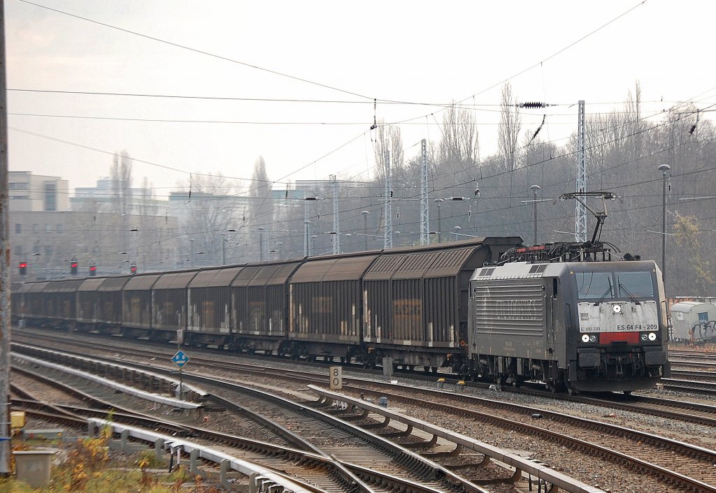 CTL MRCE Dispolok ES 64 F4-209 / E 198 209 (91 80 6189 209-0 D-DISPO) mit einem Ganzzug Schiebewandwagen, 20.11.10 Berlin Greifswalder Str.