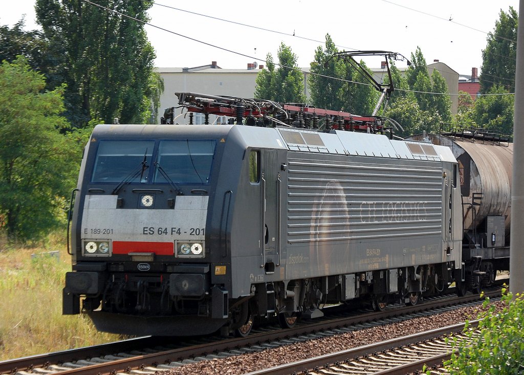 CTL MRCE-Dispolok ES 64 F4-201 mit einem ganzzug Heizoelkesselwagen Richtung Berlin-Blankenburg, 22.07.10 Berlin-Pankow.