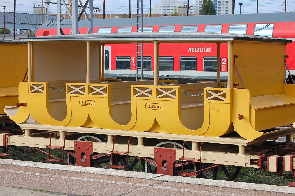 Da den Brand auch nur ein Wagen �berlebte, mussten auch diese Wagen anhand des vorhandenen Wagens nachgebaut werden, dieser 3.Klasse Wagen der noch sehr einem Kutschenanh�nger �hnelt bietet nur bedingt Platz und gro�e Menschen m�ssen ganz sch�n den Kopf einziehen, trotzdem durchaus einladend und behaglich in Design, 01.10.10 Bhf. Berlin-Lichtenberg.