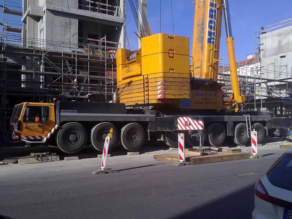 Da es  sich in diesem Fall um eine nicht allzu gro�e Nutzlast handelt die der LIEBHEERR LTM 1500 der Fa. MOBI-HUB allerdings alleine zu bew�ltigen hat fallen die Gegengewichte auch nicht allzu protzig aus, 26.03.12 Berlin-Pankow.
