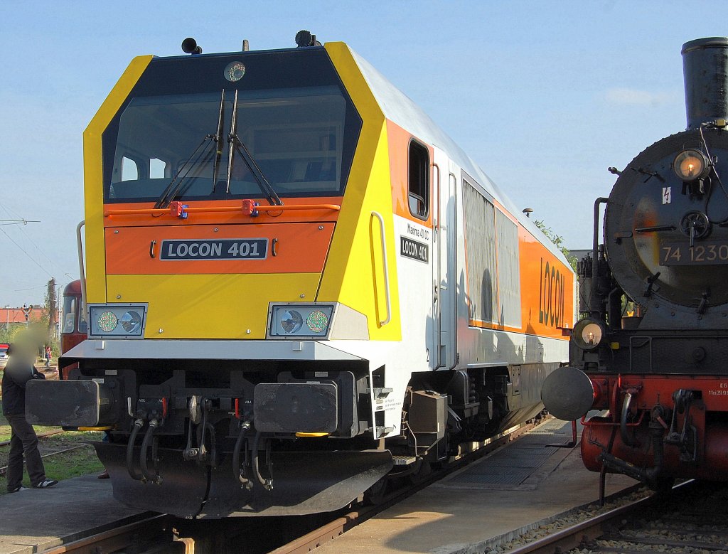 Da das Gel�nde der ehemaligen Betriebswerkst�tten des Bhf. Berlin-Lichtenberg am N�ldnerplatz sowieso zum Teil an die Fa. LOCON vermietet ist, war zum Anla� der 175 Jahr Feiern und des Bahnhofsfestes die LOCON mit ihrer modernen VOITH Maxima 40 CC, der LOCON 401 (92 80 1264 005-0 D-OX) vertreten und auch zu besichtigen, 03.10.10    