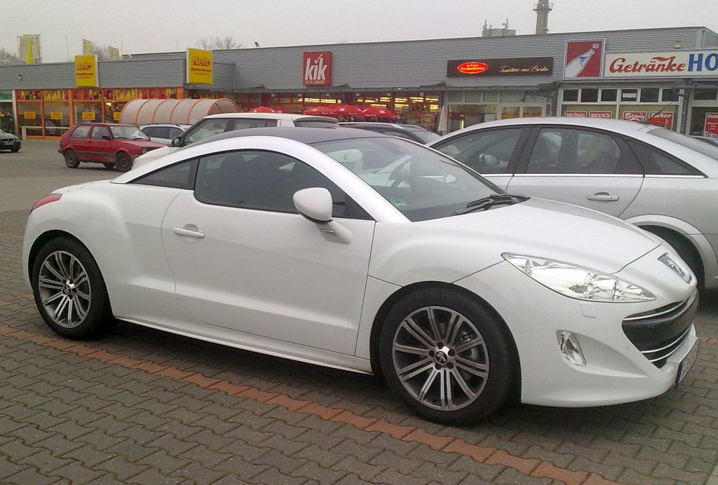 Da haben die Franzosen aber etwas ganz besonderes designt, im Moment gibt es wohl kaum ein sch�neres Serien Sport-Coup� als den Peugeot RCZ, ein Fahrzeug mit einer Form wie man es sonst nur als Conceptcar auf Messen bewundern kann, traumhaft sch�n. Schade das es vergleichbare Fahrzeuge von deutschen Hestellern serienm��ig wohl niemals geben wird, 18.11.11 Berlin-Pankow.   