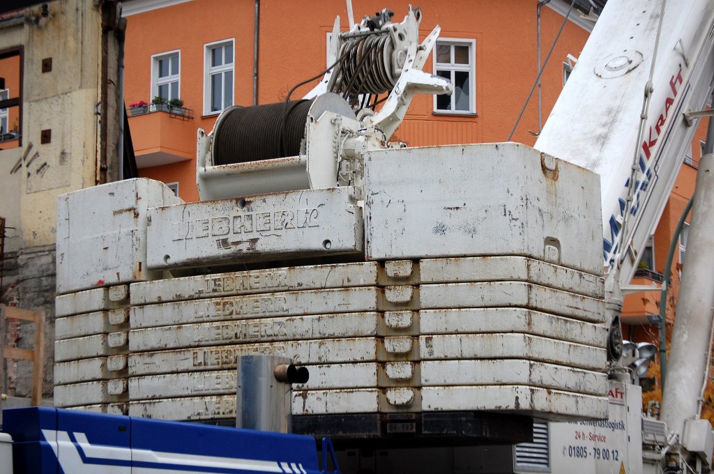 Da hing schon enormes Balastgewicht am F�hrerhaus des LIEBHERR LTM 1500-8.1 der Fa. MAXIKRAFT, 25.10.08 Berlin-Baumschulenweg.