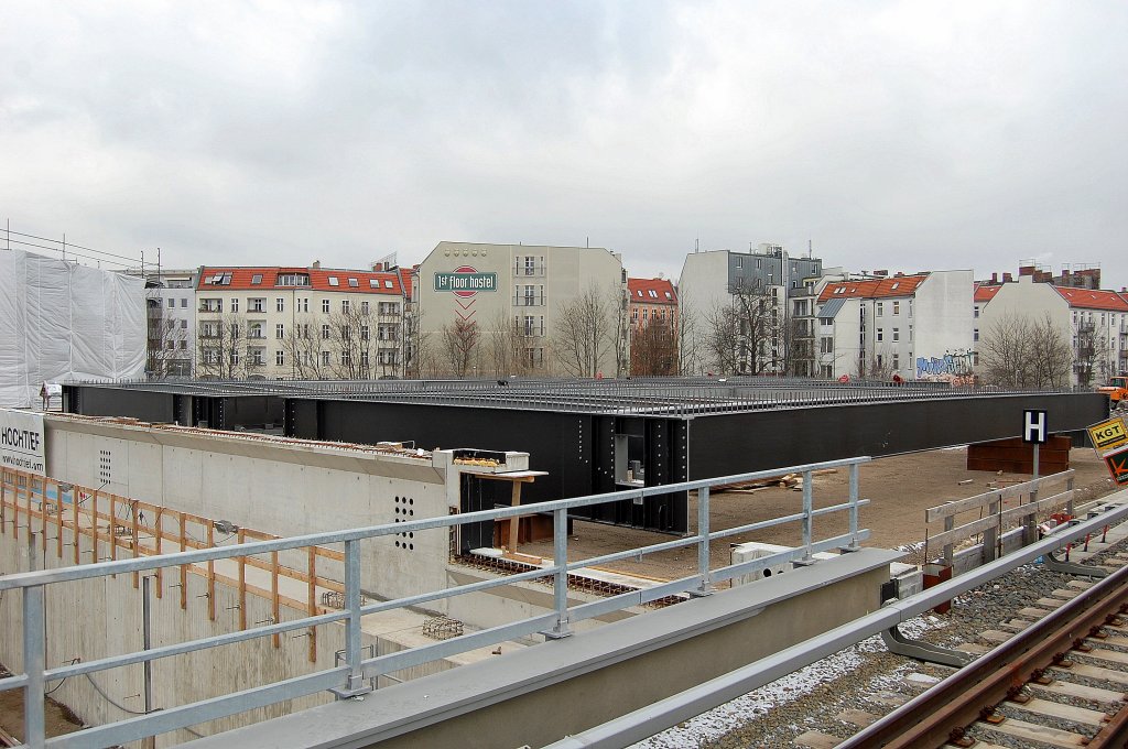 Da liegen noch immer zwei riesige Br�ckensegmente, leider keine Information �ber das Gewicht/Segment, ob die heute Nacht dran sind?, 27.11.10 Berlin-Ostkreuz. 