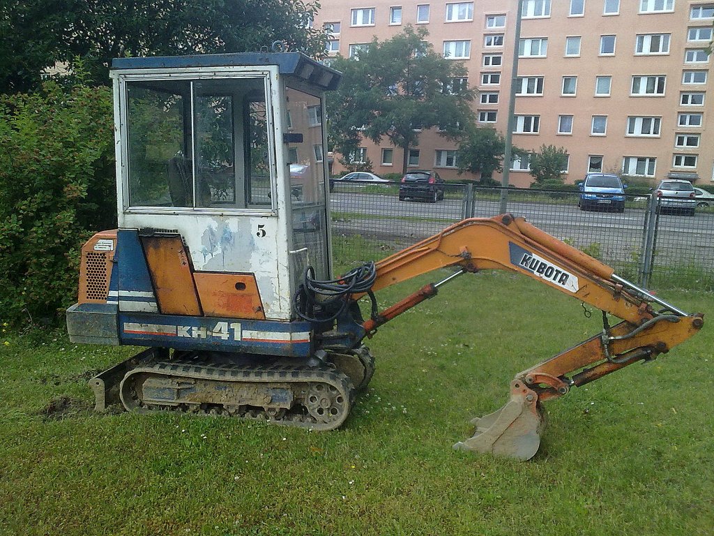 Da man dieses Modell nicht sehr h�ufig zu Gesicht bekommt noch ein Bild von der Gegenseite, der KUBOTA KH-41 am 28.06.13 Berlin-Pankow. 