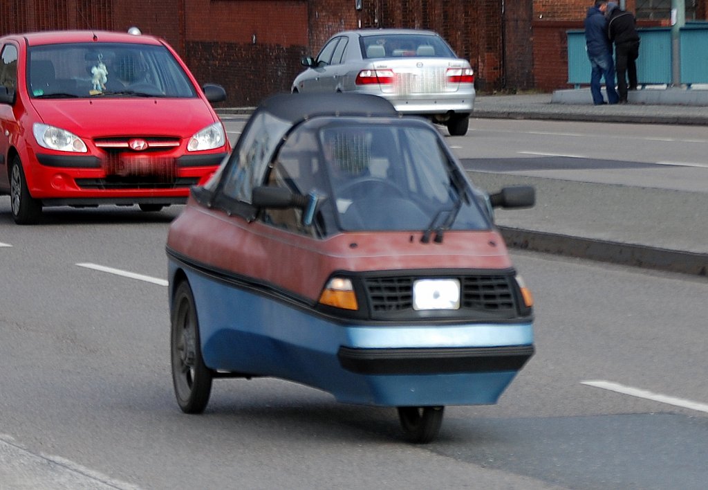 Da man die kleinen Flitzer beinahe immer �bersieht nur ein Schnappschuss, das Leichtelektromobil Twike (Dreirad mit Elektroantrieb), sah man fr�her h�ufiger in der Stadt Berlin, 22.02.12 Berlin Putlitzbr�cke.