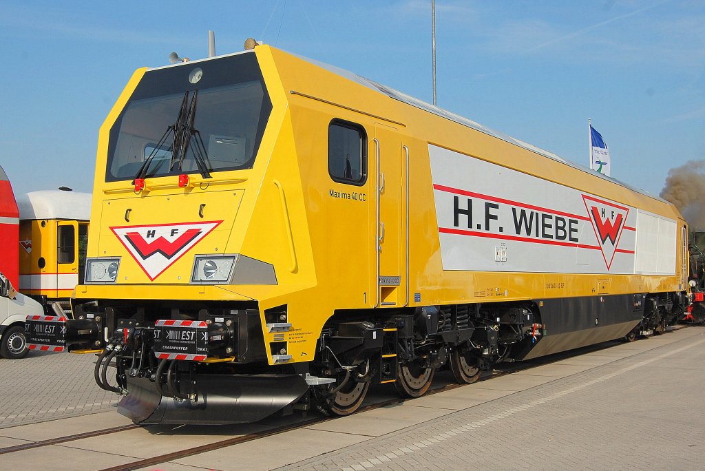 Da muss ich erst hierher zur Messe kommen um die H.F. WIEBE VOITH Maxima 40 CC (92 80 1264 011-8 D-BLP) endlich zu Gesicht zu bekommen, gef�llt mit in diesem Gelbton ausgesprochen gut, 23.09.10 