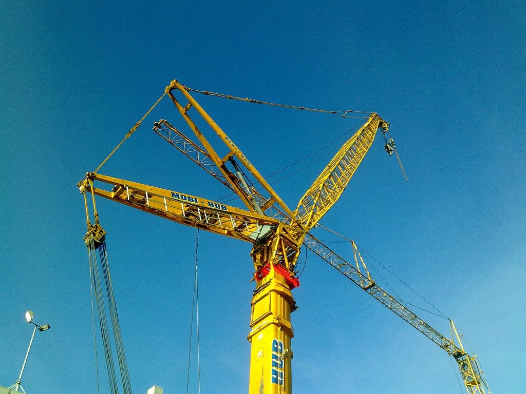 Da ragt sie fertig in den blauen Himmel, die Gittermastspitze des LIEBHERR LTM 1500 der Fa. MOBI-HUB am 26.03.12 Berlin-Pankow.