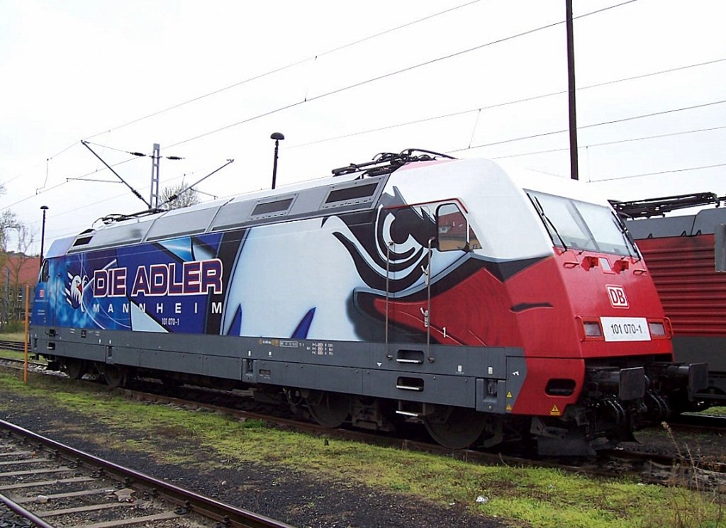 Da sah sie noch richtig gut aus, 101 070-1 mit der Werbung f�r die DIE ADLER MANNHEIM (Eishockeyclub), Sommer 2008 Berlin-Lichtenberg N�ldnerplatz.