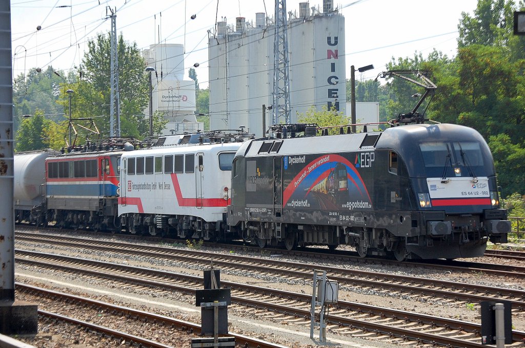 Da schaute ich nicht schlecht aus dem S-Bahnfenster und stieg S-Bhf. Greifswalder Str. sofort aus, da stand eine wirklich ungew�hnliche Kombination von Lokomotiven vor eiem Ganzzug Zementstaubsilowagen zur Abfahrt bereit. �blicherweise die MRCE-Dispolok ES 64 U2-002 (91 80 6182 502-5 D-DISPO) der EGP vornean mit hochgefahrenem Pantographen dann die wei�e DB 110�r 91 80 6110 511-3 D-DB der Fahrzeuginstandhaltung GmbH Werk Dessau der DB dazwischen nur am Haken und dahinter die EGP-Lok 109 028-1 (91 80 6109 028-1 D-EGP) ebenfalls mit hochgefahrenem Pantographen + dahinter dem Ganzzug Silowagen, 09.08.10 Berlin Greifswaldeer Str. ca.11:30. 