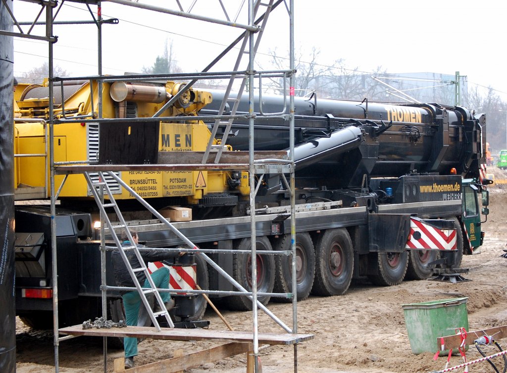 Da die Stahlsegmente der neuen Spandauer Damm Br�cke Berlin nicht nur ein hohes Eigengewicht besitzen sondern auch eine ordentliche L�nge hat die Fa. Th�men gleich noch einen zweiten LIEBHERR LTM 1500 mittig postiert, 18.12.08