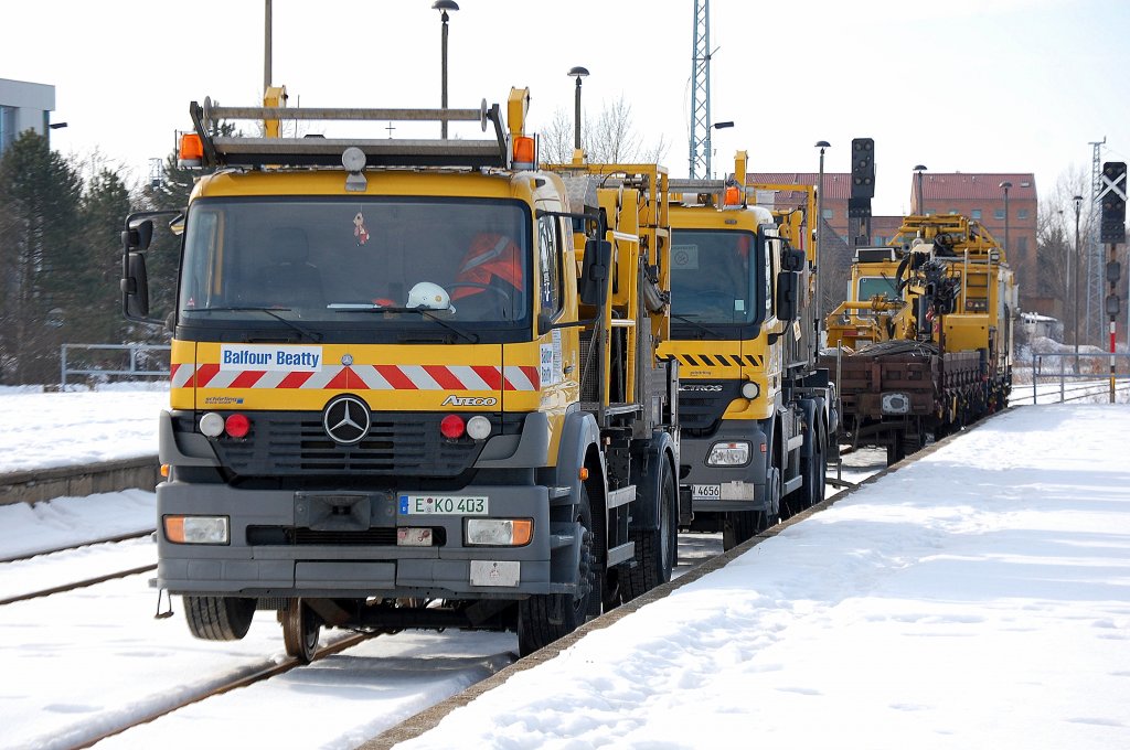 Da stand die Flotte der Zweiwegefahrzeuge und ganz am Ende noch der Motorturmwagen MTW 10 der Fa. Balfour Beatty, die die Hochleitungen eines Teils des Bhf. Flughafen Berlin-Sch�nefeld abbauten am 20.02.10 im Bhf.