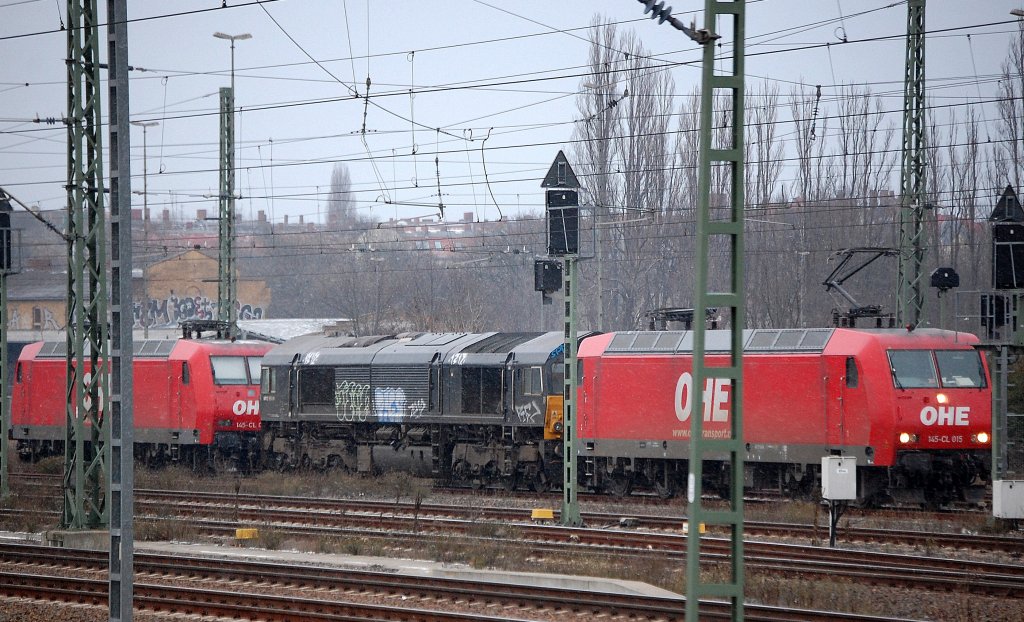 Da war die OHE heute Morgen am ehemaligen Gbf. Berlin Moabit gleich mit drei Loks vertreten, 145-CL 015 + MRCE 653-09 + 145-CL 013, 01.12.10 Berlin-Beusselstr. 