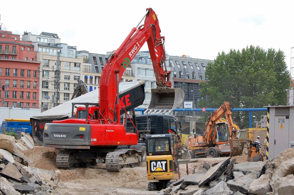 Da war richtig was los, wo jetzt inzwischen alles mit B�robauten zugebaut ist, die Gro�baustelle Hackescher Markt mitten in Berlin, Bildmitte ein dicker roter VOLVO EC290B der Fa. RWG I, 08.07.08