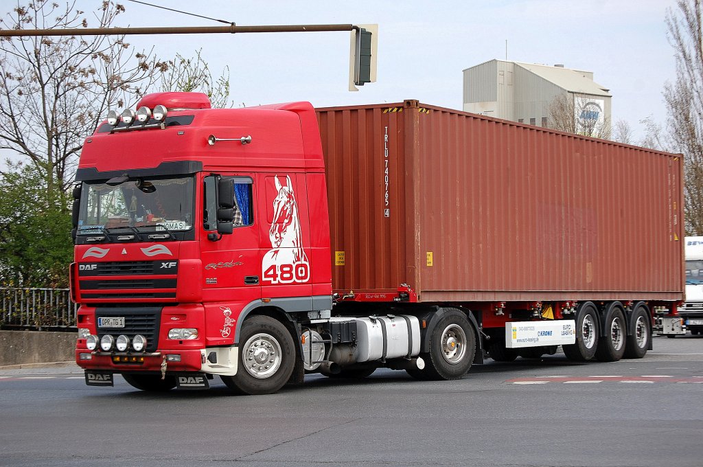 DAF 95.480 mit Containetr�gerauflieger verl��t der Berliner Westhafen, 18.04.12