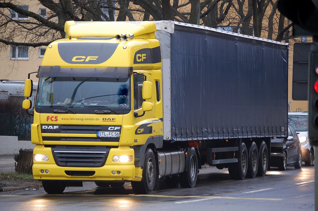 DAF CF 450 Zugmaschine der Fa. FCS mit Auflieger, 13.01.11 Berlin-Knobelsdorffstr. 