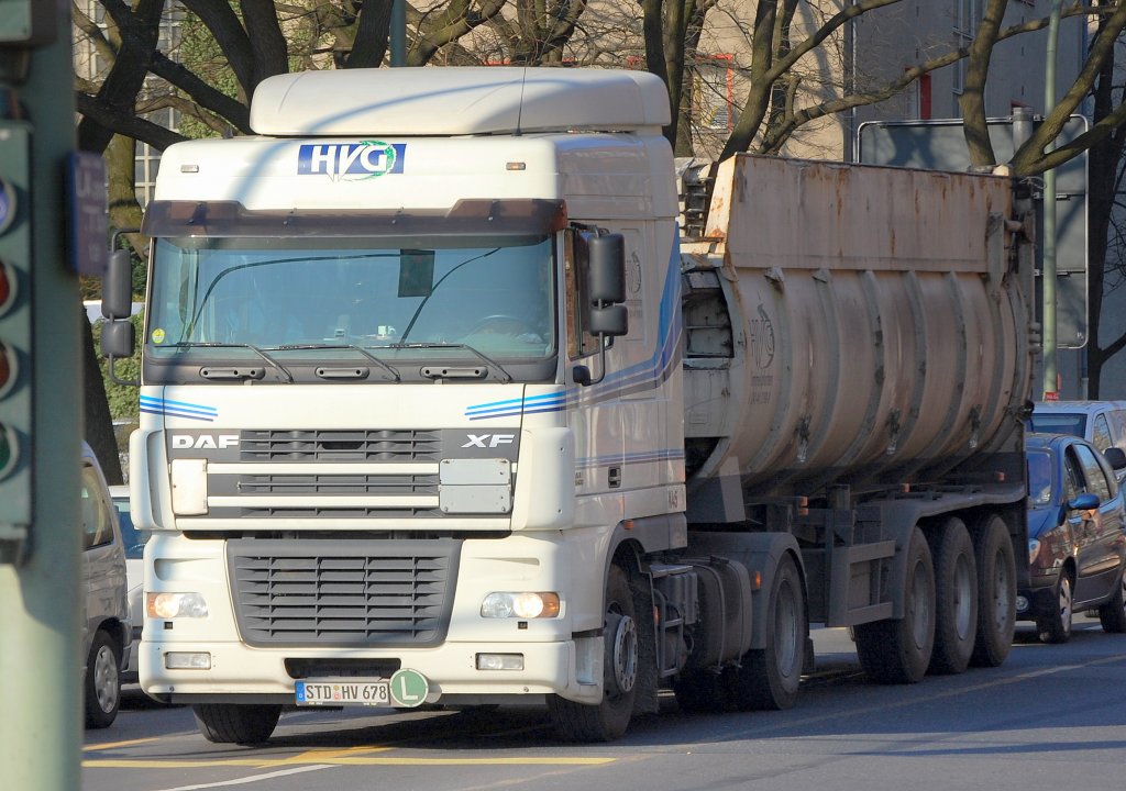 DAF XF 105 430 PS Zugmaschine mit Spezialauflieger der Fa. HVG f�r �belriechende Fl�ssigkeit? (Jauche, Kl�rr�ckst�nde), jedenfalls eine echte Geruchsbel�stigung wenn dieser Transport regelm��ig durch Berlin f�hrt, 03.04.09 Berlin Knobelsdorffstr.  