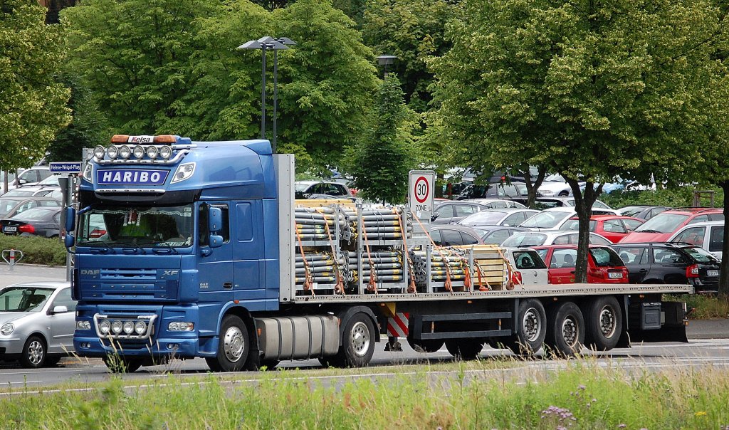DAF XF 105.??? Sattelzug der Fa. HARIBO mit Flachauflieger mit Materialien zur Baustellenversogung, 27.06.13 Berlin-Marzahn.