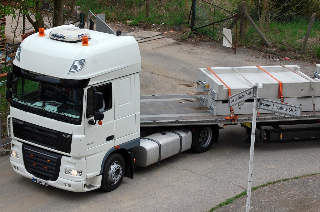DAF XF 105.??? Sattelzug mit Betonfertigteilen, 29.04.13 Berlin-Pankow.