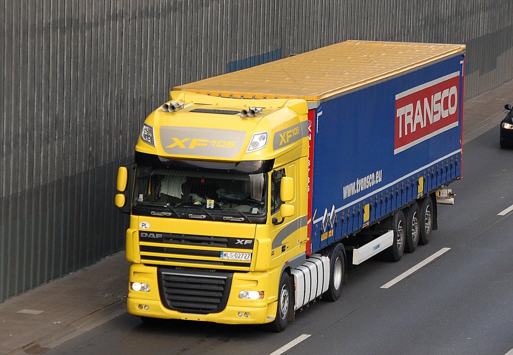DAF XF 105.??? Zugmaschine mit Auflieger der Fa. TRANSCO aus Polen, 04.11.11 Berliner Stadtautobahn H�he Kaiserdamm.