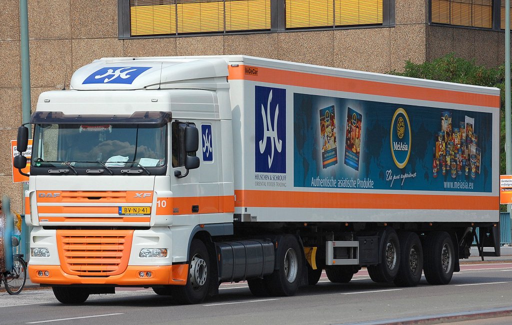 DAF XF 105.410 Sattelzug der Fa. HEUSCHEN & SCHROUFF aus den Niederlanden, 05.08.13 Berlin-Putlitzbr�cke.