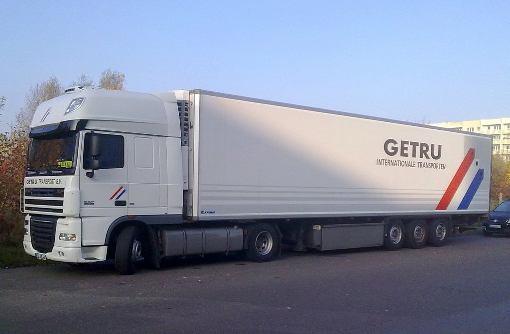 DAF XF 105.410 Zugmaschine der Fa. GETRU TRANSPORT B.V. mit K�hlthermoauflieger, 02.11.11 Berlin-Pankow.