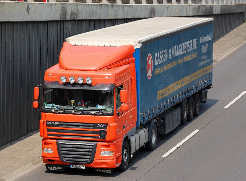 DAF XF 105/450 PS Zugmaschine, Sattelzug der einer Fa. f�r Kassen- und Waagensysteme, 12.05.11 Berliner Stadtautobahn H�he Knobelsdorffstr.