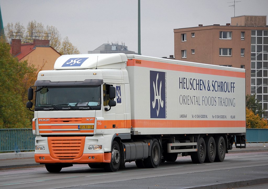 DAF XF 95.410 Sattelzug der Fa. HEUSCHEN & SCHROUFF, 22.10.12 Berlin-Putlitzbr�cke.