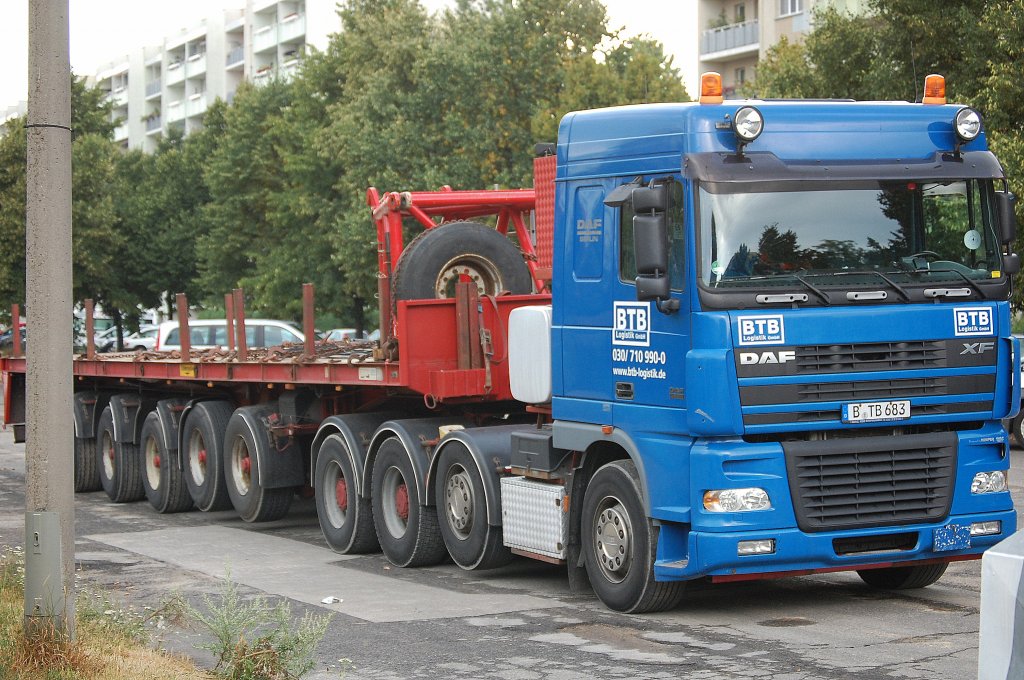 DAF XF 95.480 Schwerlastsattelzug der BTB Logistik als Bgleitfahrzeug eines LIEBHERR LTM 1300-6.1 f�r die Ballastgewichte und Anbauteile am 29.07.13 Berlin-Pankow.