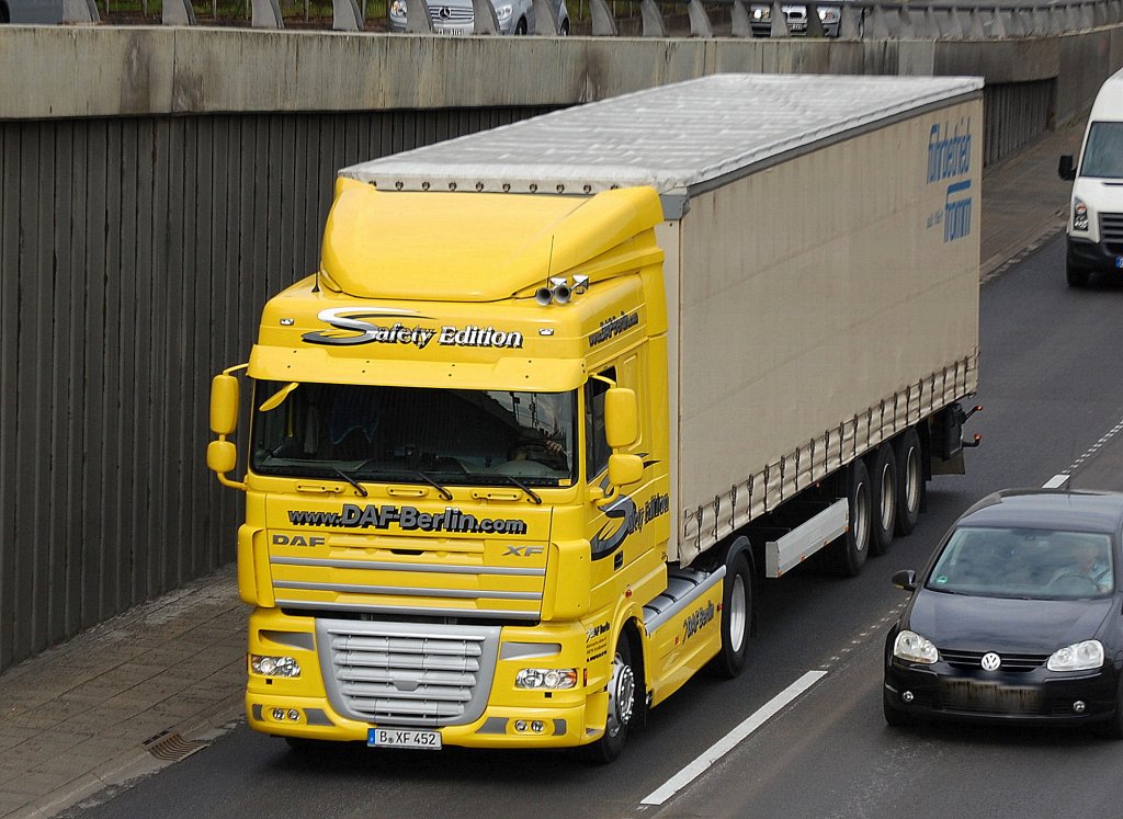 DAF XF Safety Edition mit Auflieger, 08.09.10 Berliner Stadtautobahn H�he Knobelsdorffstr.