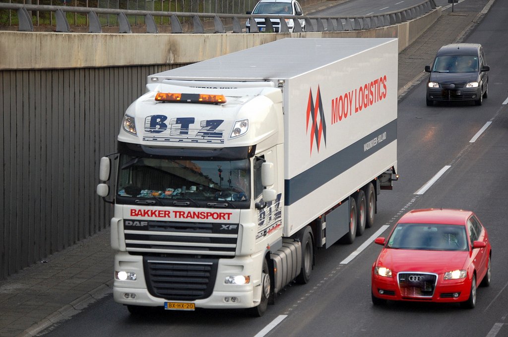 DAF XF Sattelzug aus den Niederlanden, Sped. BTZ BAKKER TRANSPORT mit MOOY LOGISTICS Auflieger, 08.09.10 Berliner Stadtautobahn H�he Knobelsdorffstr.