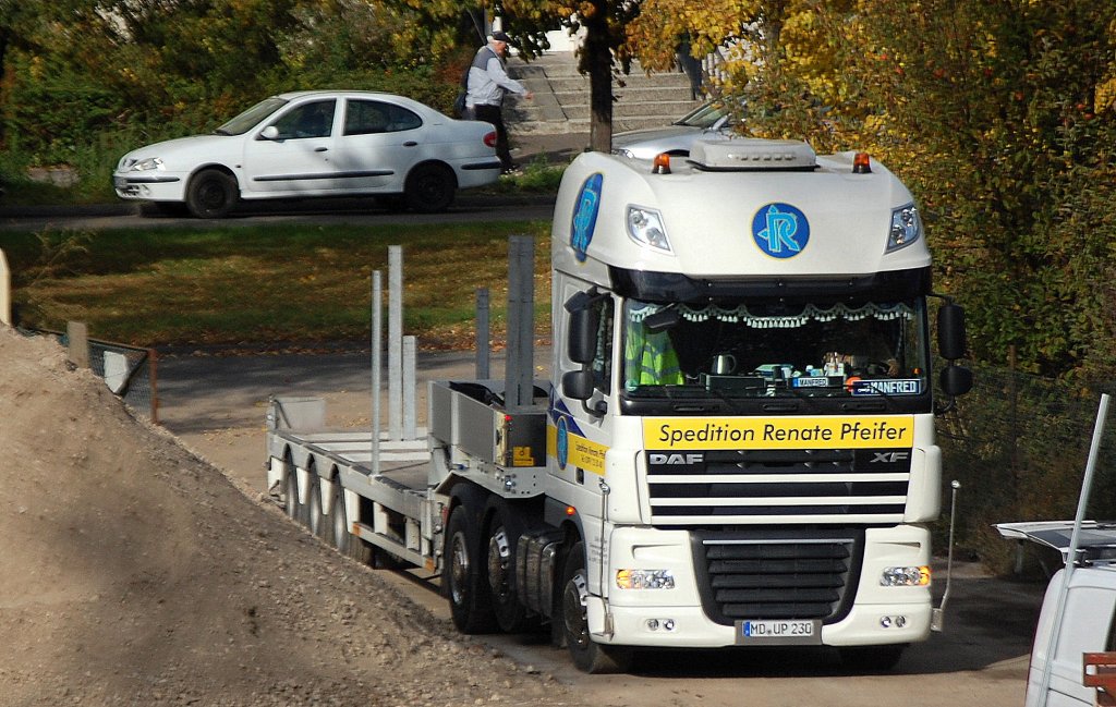 DAF XF Sattelzug mit Flachauflieger der Sped.Renate Pfeifer hat gerade Betonfertigteile auf einer Baustelle Berlin-Pankow abgeliefert, 18.10.12