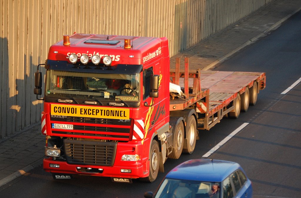 DAF XF Schwerlastzugmaschine mit Tiefladebr�cke der Fa. spezialtrans, 18.10.10 Berliner Stadtautobahn H�he Knobelsdorffstr. 