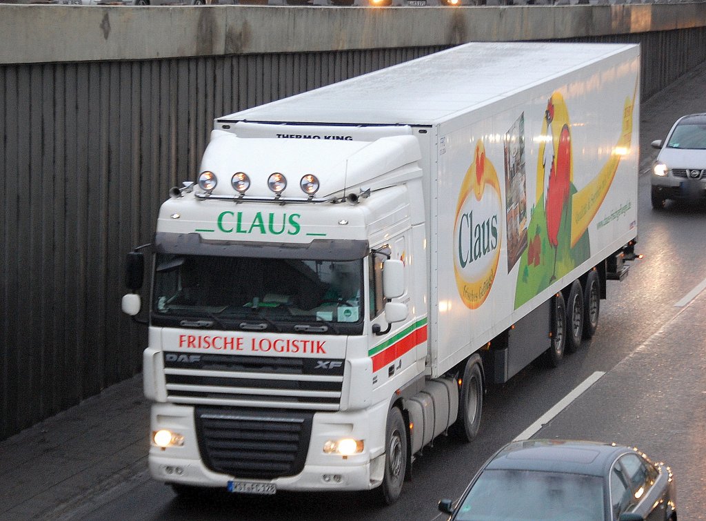 DAF XF Zugmaschine der Fa. CLAUS mit K�hlthermoauflieger, 13.01.11 Berliner Stadtautobahn H�he Kaiserdamm.