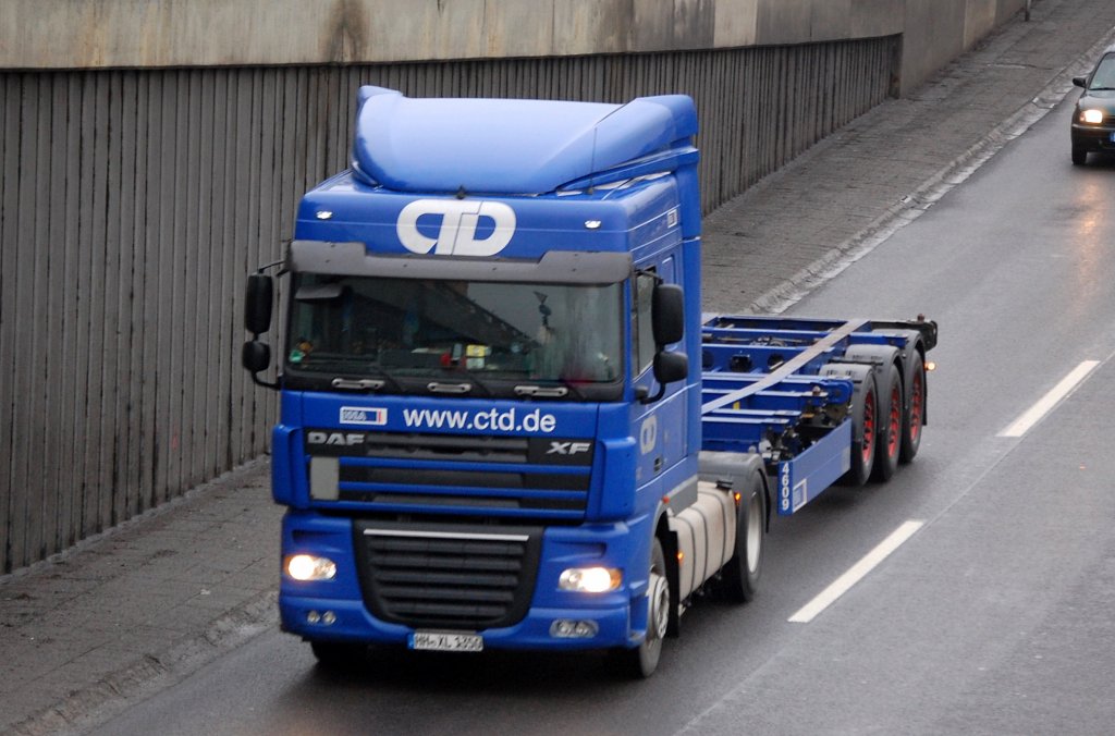 DAF XF Zugmaschine der Fa. CTD mit unbeladenem Containertr�gerauflieger, 13.01.11 Berliner Stadtautobahn H�he Kaiserdamm.