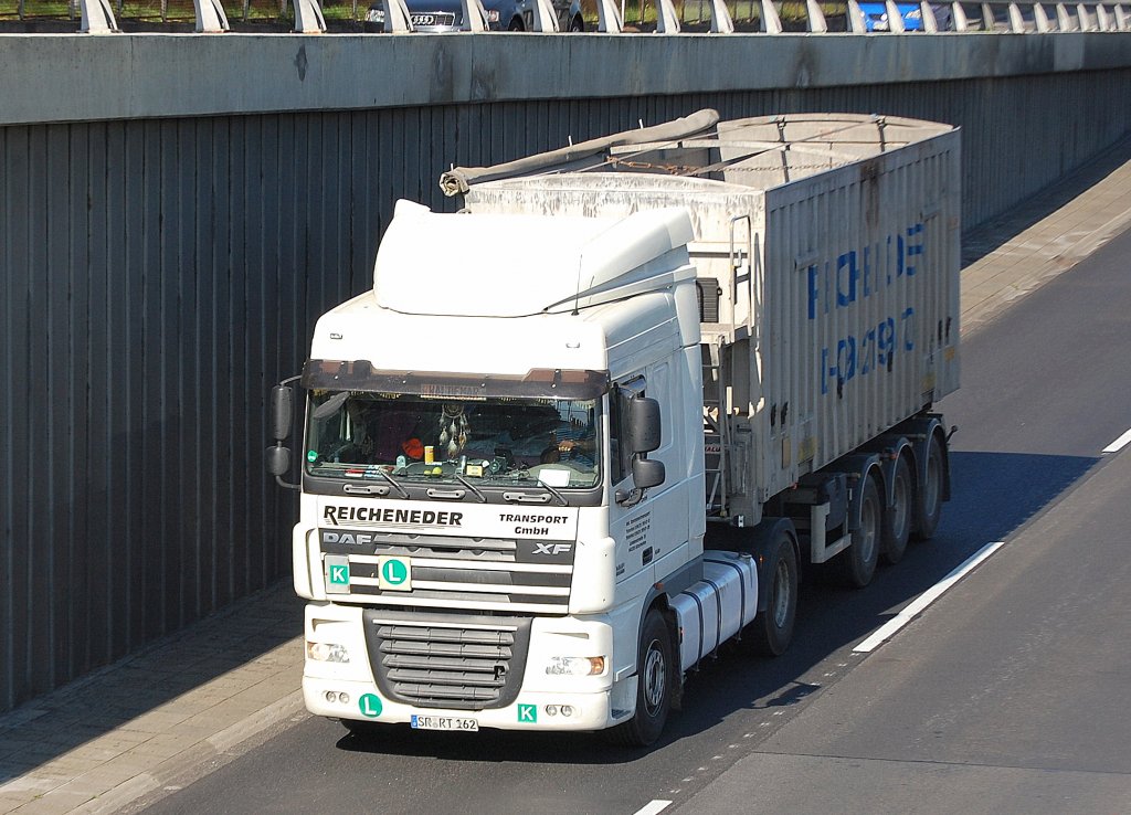 DAF XF Zugmaschine mit gro�volumigen Auflieger containerartig mit Planenabdeckung der Sped. REICHENEDER TRANSPORT GMBH, Berliner Stadtautobahn H�he Knobelsdorffstr., 22.09.10