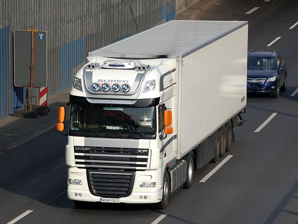 DAF XF Zugmaschine mit K�hlthermoauflieger aus �sterreich, 04.11.11 Berliner Stadtautobahn H�he Kaiserdamm.