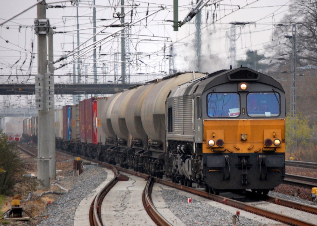 Damalige DLC PB 15 (GM-EMD, Bj.2002) mit gemischtem G�terzug bei der Durchfahrt im Bhf. Flughafen Berlin-Sch�nefeld, 08.11.08