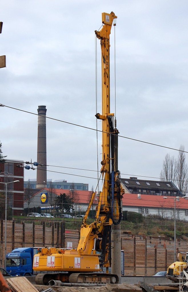 Das BAUER BG 25 H Teleskopm�klersystem der Baufirma MAX B�GL am 05.12.08 Neubau der Spandauer Damm Br�cke Berlin.