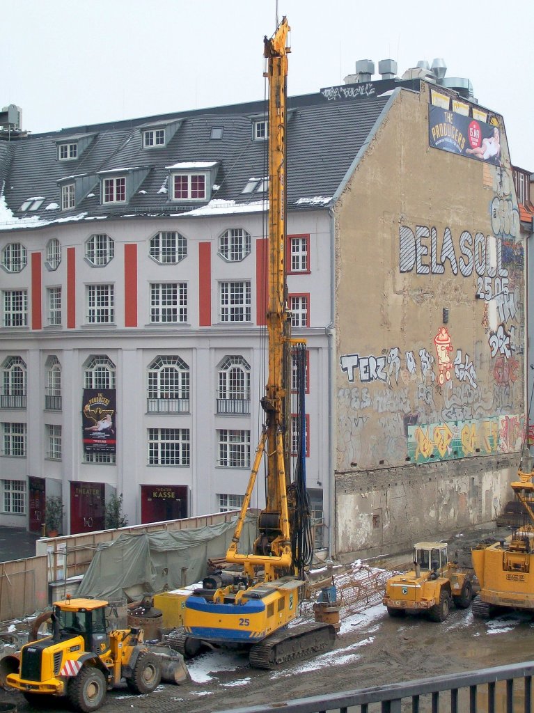 Das BAUER System BG 20 H auf der Gro�baustelle am S-Bhf. Berlin Friedrichstr., 21.02.09