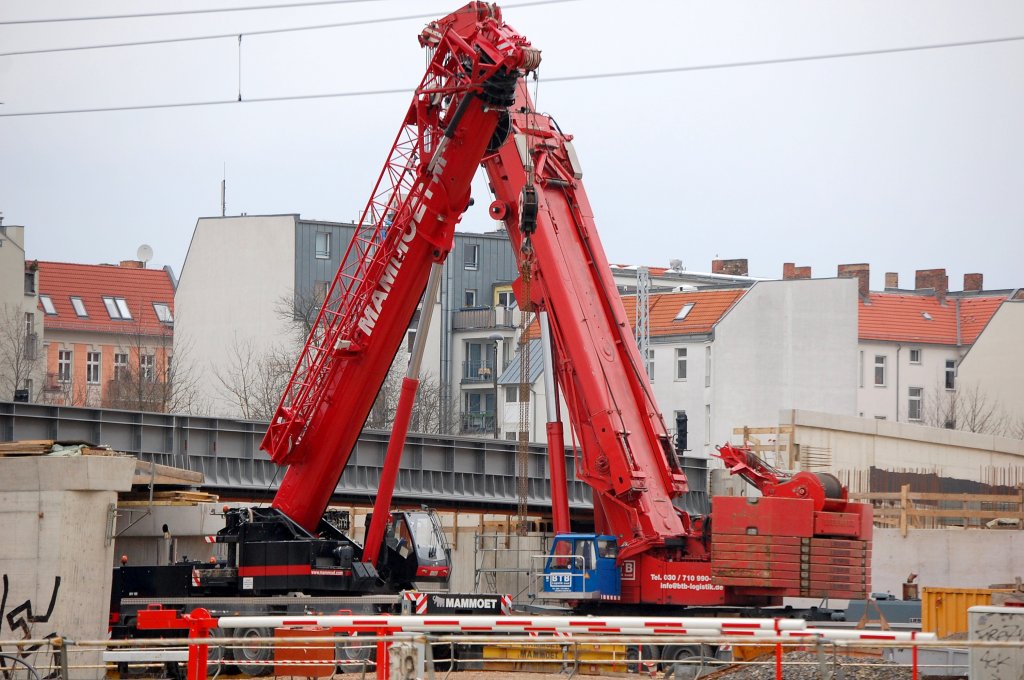 Das Bild veranschaulicht den Einsatz verschiedenster Baumaschinen und Firmen beim Gro�bauprojekt Berlin-Ostkreuz, hier kreuzen sich zwei Fahrzeugkrangiganten, ein MAMMOET GROVE GMK 5200 und ein BTB LIEBHERR LTM 1500 beim Br�ckeneinbau am 28.03.09.