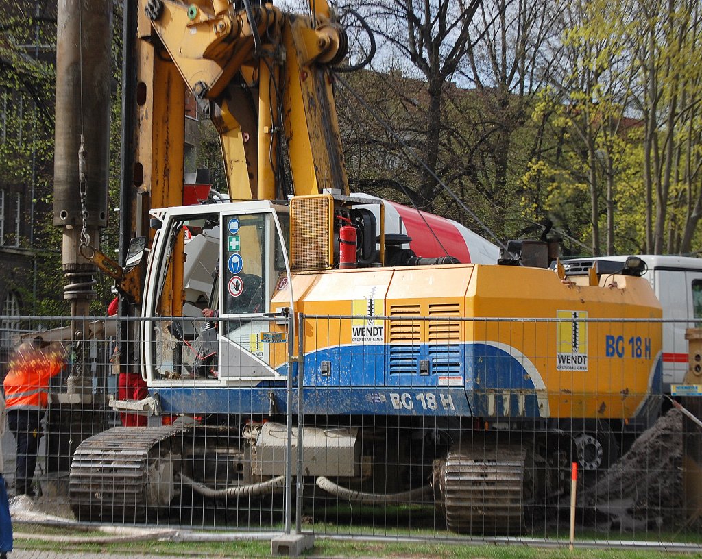 Das Drehbohrsystem der Fa. WENDT, Typ BAUER BG 18 H, 23.04.11 Berlin-Pankow.   