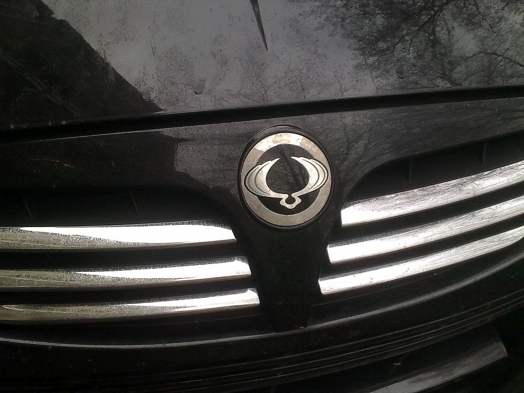 Das Firmenlogo von SSANGYONG aus S�dkorea, muss jedes Mal erst nachdenken, welcher Hersteller hinter diesem Logo steht, ein typisches Zeichen f�r die Seltenheit dieser Fahrzeuge nachwievor in Berlin.