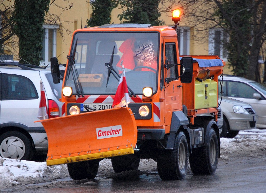 Das ist glaube ich relativ neu, ein multcar Fahrzeug direkt im Bestsnd der Berliner Stadtreinigung BSR (bisher waren diese Kommunalfahrzeuge meist nur bei den privaten Firmen in Berlin im Gebrauch), aber nach einer neuen gesetzlichen Regelung in Berlin bez�glich der Schneer�umung wahrscheinlich eine Neuanschaffung. Hier unterwegs mit R�umschild und Streusiloaufsatz, 06.12.10 Berlin-Pankow.  