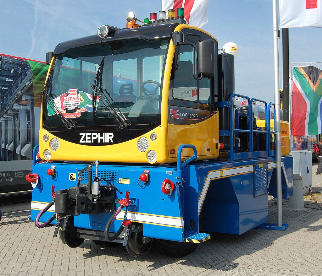Das italienische Unternehmen Zephir mit der Lok 13 180, einem schweren Rangierfahrzeug f�r Schiene und Stra�e, 18.09.12 Inno Trans Berlin. 