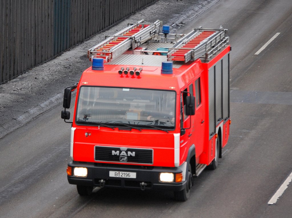 Das L�sch- und Hilfeleistungsfahrzeug das man in fast jeder Berliner Feuerwehrwache stationiert vorfindet ist der praktische LHF 16/12 City auf einem MAN 10.224, 01.02.10 Berliner Stadtautobahn H�he Knobelsdorffstr. 