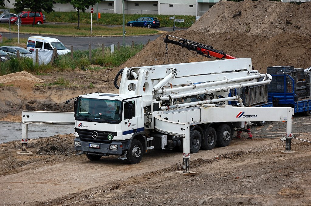 Das MB ACTROS Betonpumpenfahrzeug der Fa. CEMEX hat sein Hydrauliksystem wieder vollst�ndig eingezogen, nun wird sicher gleich auch die St�tzhydraulik eingefahren, 06.06.12 Berlin-Pankow.  