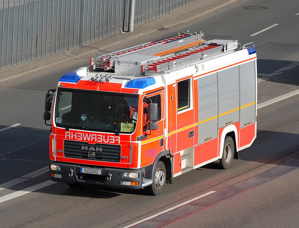 Das neue Standard L�sch- und Hilfeleistungsfahrzeug der Berliner Feuerwehr ist der LHF 20/12 auf einem MAN TGL 12.240, 01.04.10 Berliner Stadtautobahn H�he Kaiserdamm. 