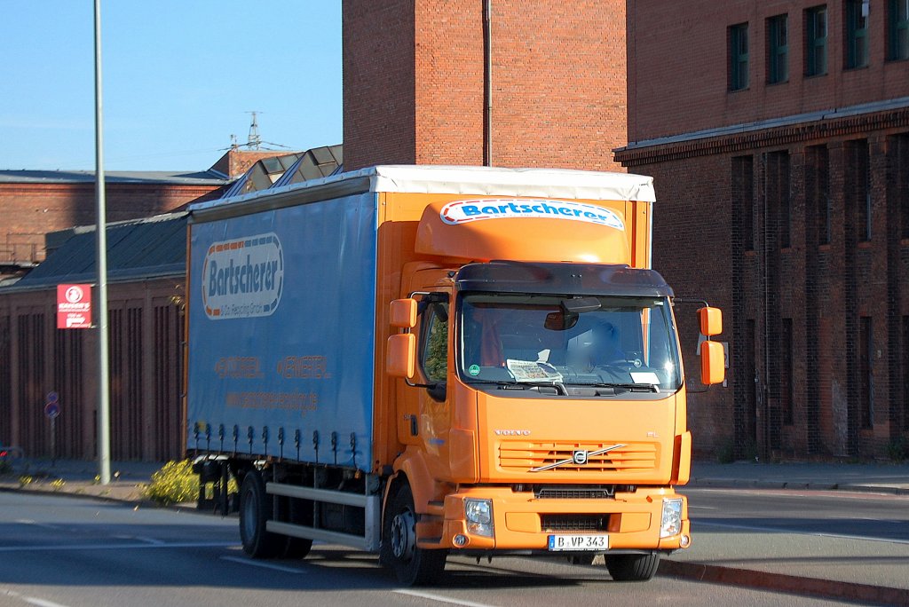 Das Recyclingunternehmen Bartscherer mit einem VOLVO FH LKW mit Pritschenplane am 18.10.12 Berlin Putlitzbr�cke.